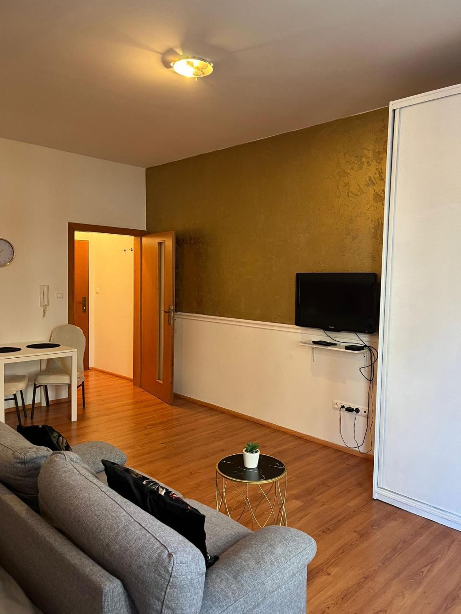De Luxe 4 May Plaza Bratislava Ngoại thất bức ảnh