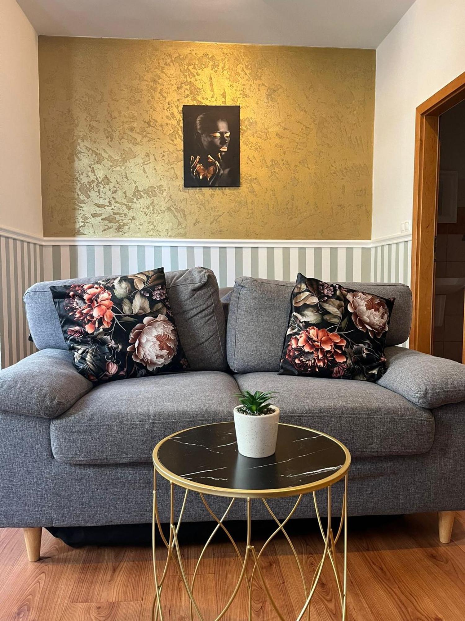 De Luxe 4 May Plaza Bratislava Ngoại thất bức ảnh