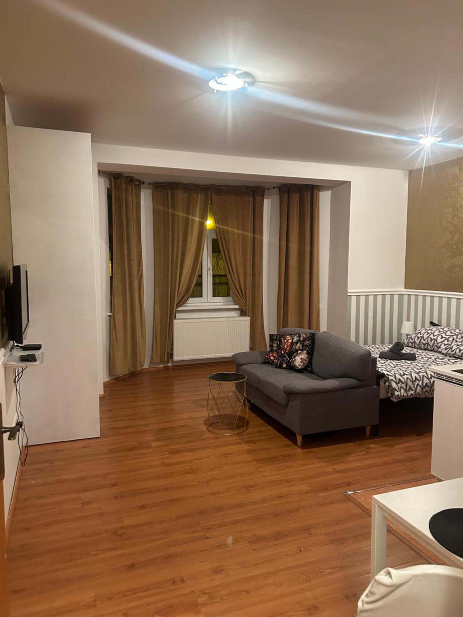 De Luxe 4 May Plaza Bratislava Ngoại thất bức ảnh
