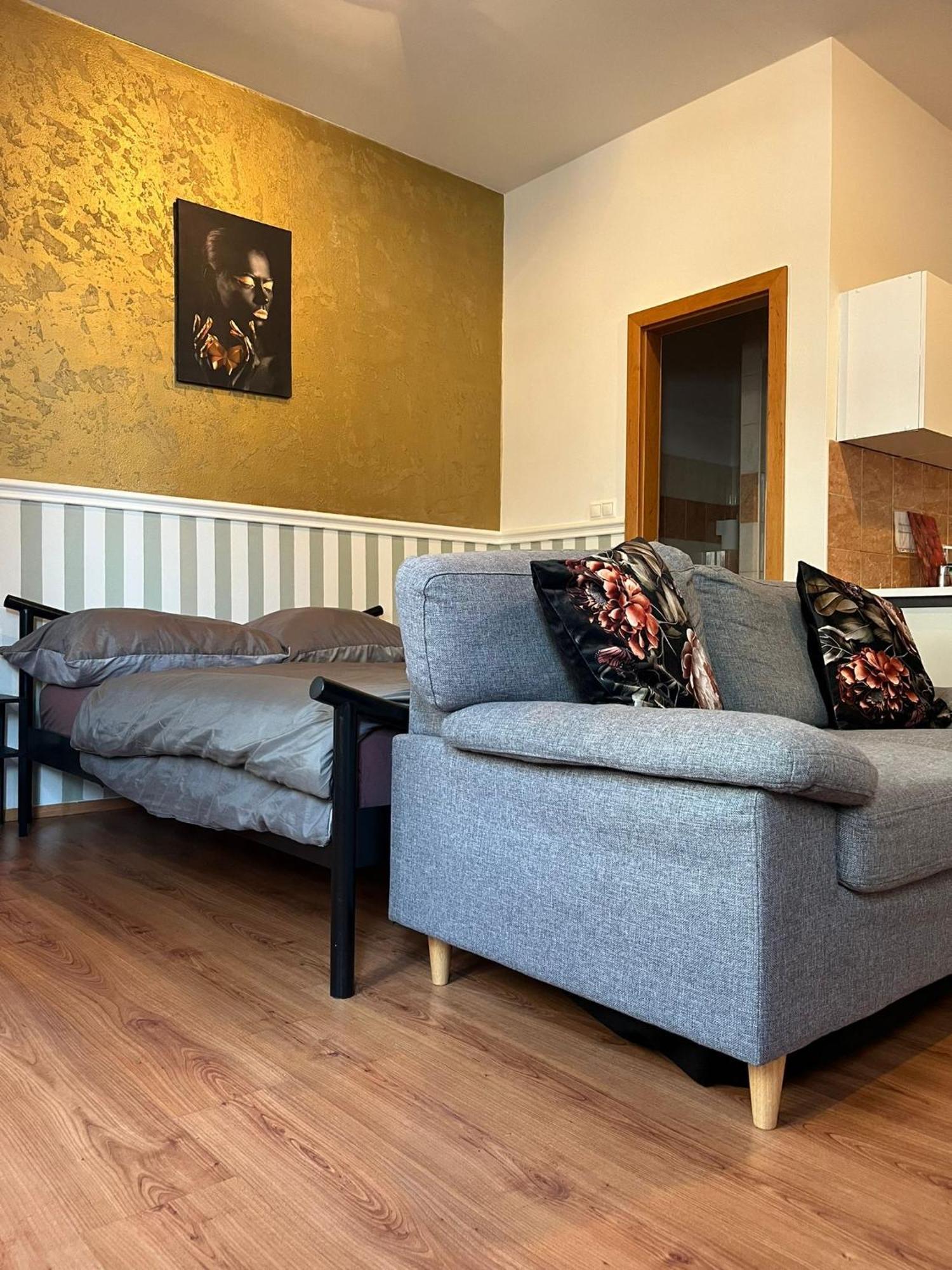 De Luxe 4 May Plaza Bratislava Ngoại thất bức ảnh